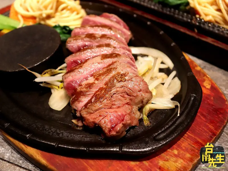 台南石燒牛排／DIY想吃多熟自己來／飲料湯品無限供應喝到飽／使用台南名店葡吉麵包／點主餐均附薯條+沙拉+濃湯+麵包+水果