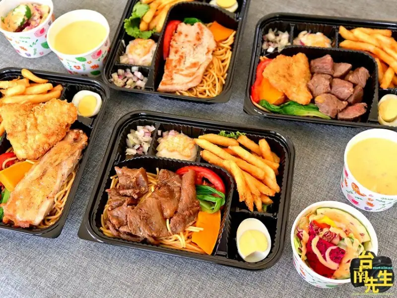 台南牛排餐盒／雙主餐餐盒新上市／套餐組合同價位買三送一／餐盒均附沙拉+濃湯+葡吉羅宋麵包／每日限量新鮮供應／百貨公司一樓門口自取免上樓