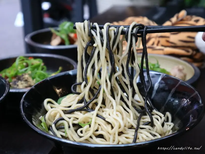 東海美食│金碗打老虎〃東海商圈創意乾拌麵，獨創虎紋麵條，乾麵、湯麵都超讚！