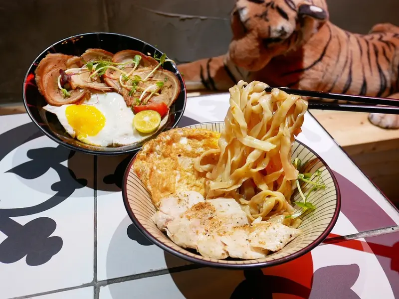 東海超夯IG美食推一波，多款創意乾拌麵登場，12月免費加飯加麵，平時吃不飽靠這招-金碗打老虎