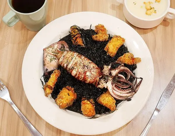 義倆義式廚房 - 新北新莊平價義式料理，想吃飽吃好又不想花大錢? 附上整條魷魚的墨魚燉飯不用$250，學生聚餐首選