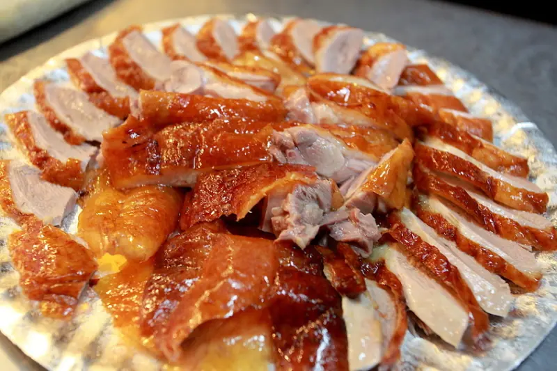 吃。高雄|岡山區。當地知名烤鴨店，多種口味有有三吃及鹹酥鴨「珍香烤鴨」。