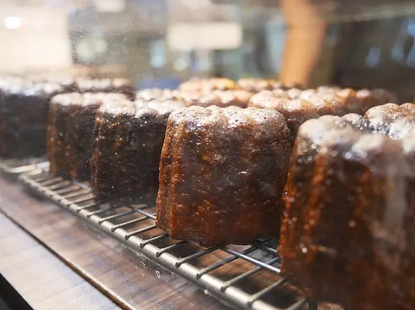 Delle bakery 德麗烘焙坊 逢甲-誰說夜市只能買小吃  經典法式甜點這邊也吃得到  酥脆外殼搭配濕潤口感  所有口味都給我包起來              