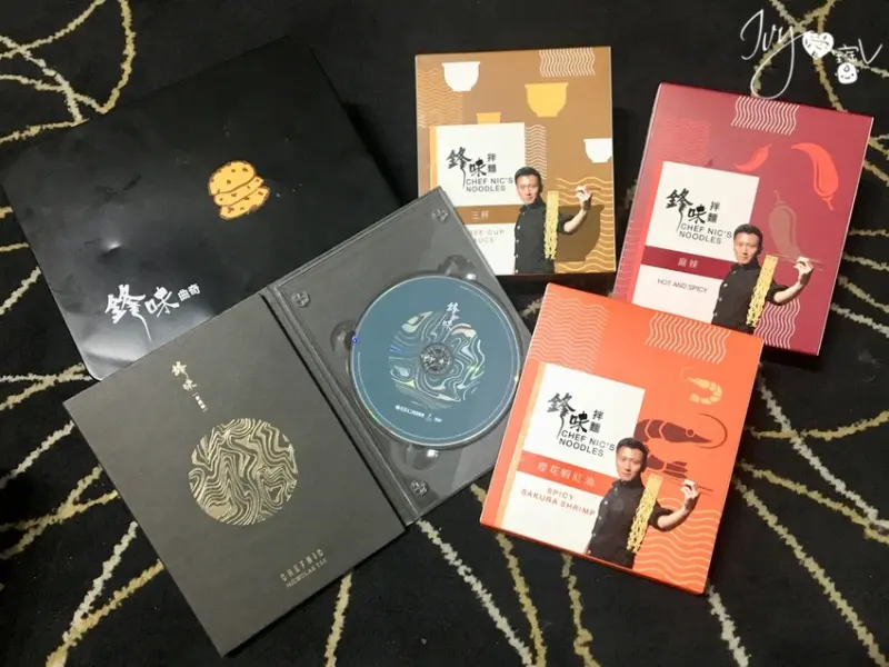 【食記-鋒味拌麵】十二道鋒味之鋒味拌麵開箱分享。鋒迷尖叫吧～～～謝霆鋒親自監製健康又美味的麵食，太帥惹！三杯／麻辣／櫻花蝦紅油