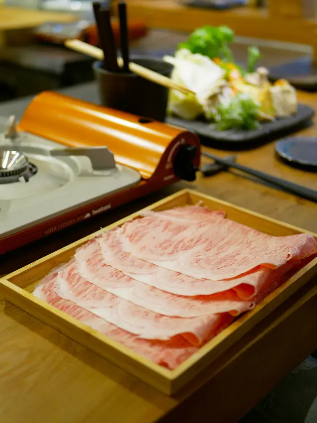 (胖樺食記)台北超推必吃餐廳「利休日本料理 sushi&shabu-shabu」/A5黑毛銘柄和牛握壽司套餐一千五/捷運科技大樓站美食/日本產地直送/涮涮鍋/無菜單