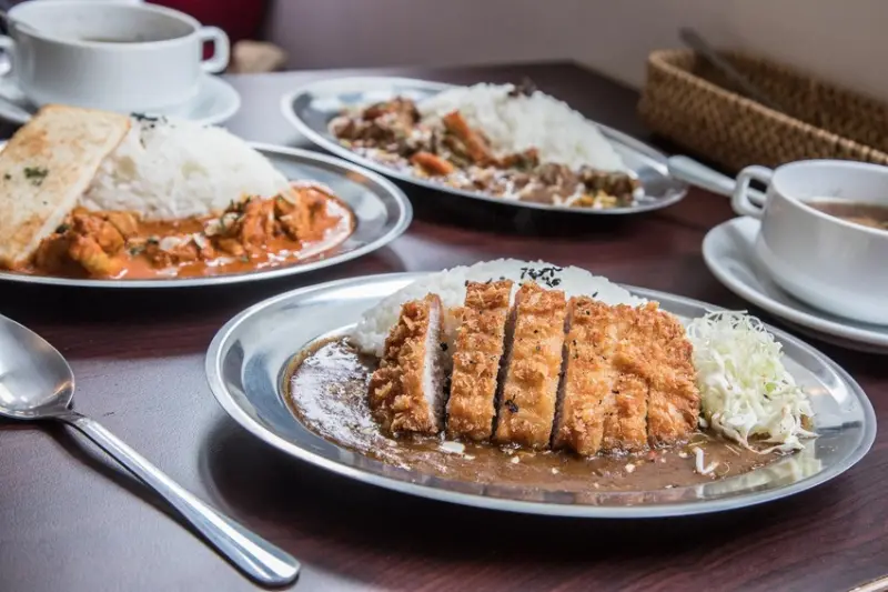 [台北士林]士林夜市美食推薦，文青必訪！日式復古喫茶店，精燉咖哩飄著濃濃日式洋食懷舊氣息～日向洋食 - 大手牽小手。玩樂趣