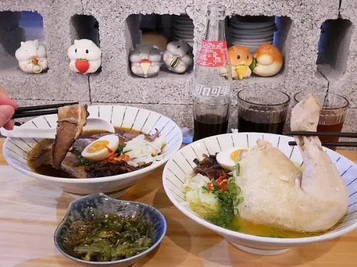 新撰組金典所-台中科博館特色拉麵  不止現場炙燒牛肉片  還有超大size雞腿  人和相機都要吃飽飽              