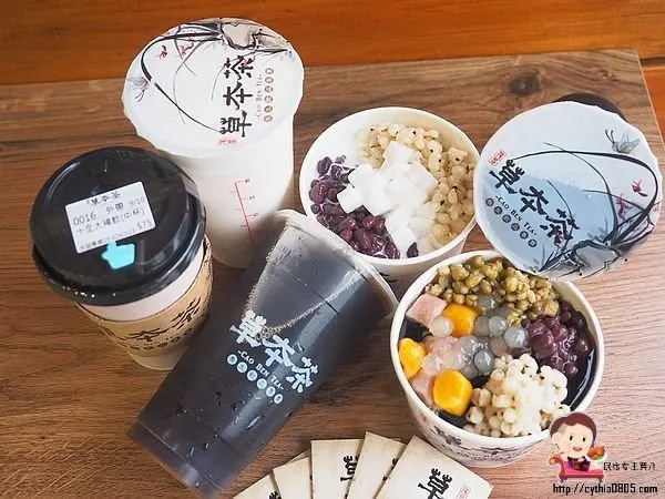 誰說中藥不能當手搖飲，這家飲料店還有超好喝的銀耳洛神與清香的杏仁茶，加10元就一堆配料!!