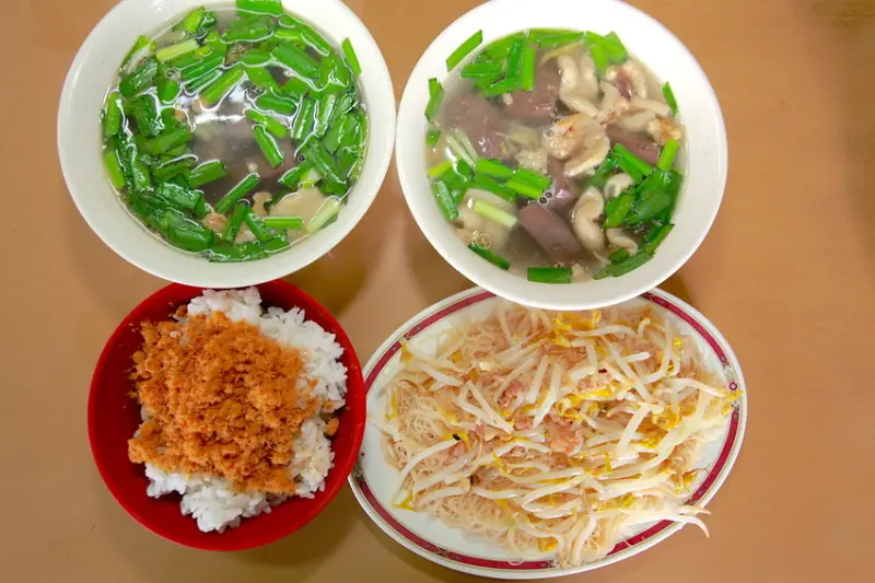 吃。台南|中西區。充滿復古料理台，台灣平民小吃，豬血湯料理令我懷念「阿華豬血湯」。