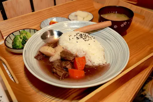 吃。台南|中西區|  。專賣日式相關料理，知名的小西門時光驛棧，更改店名與地址重現「明食堂 Akira Shokudo」。