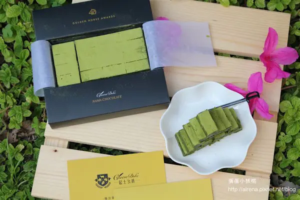 【起士公爵Cheese Duke】 靜岡極濃抹茶生巧克力 。入口道地微苦的靜岡抹茶粉和絲綢般口感滑順的比利時白巧克力，完美融合，濃厚的茶香在唇齒之間蔓延開來，那一抹濃綠的誘惑，是一吃完就開始想念的味道