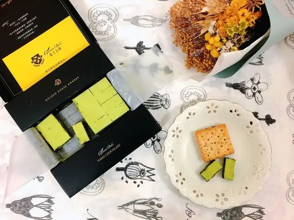 「甜點開箱」台南起士公爵。驚豔”一抹“大人味！靜岡極濃抹茶生巧克力。頂級奢華的抹茶質感，絲絨甘美尾韻讓人回味～