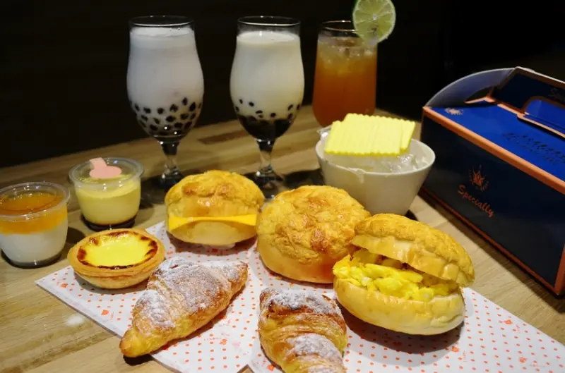 員林美食_港心 冰火菠蘿油專賣店│員林火車站內甜點推薦！下午茶來上一顆酥脆菠蘿油及一杯飲料！超滿足~ - 愛伊特candy的分享樂園