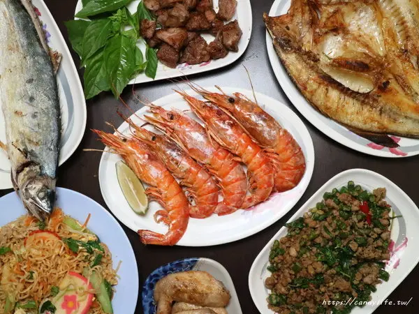 台中美食│米噹泰式燒烤〃來自花蓮超人氣泰式燒烤在台中也吃的到，價格平價，菜色豐富，聚餐、宵夜首選！        
      