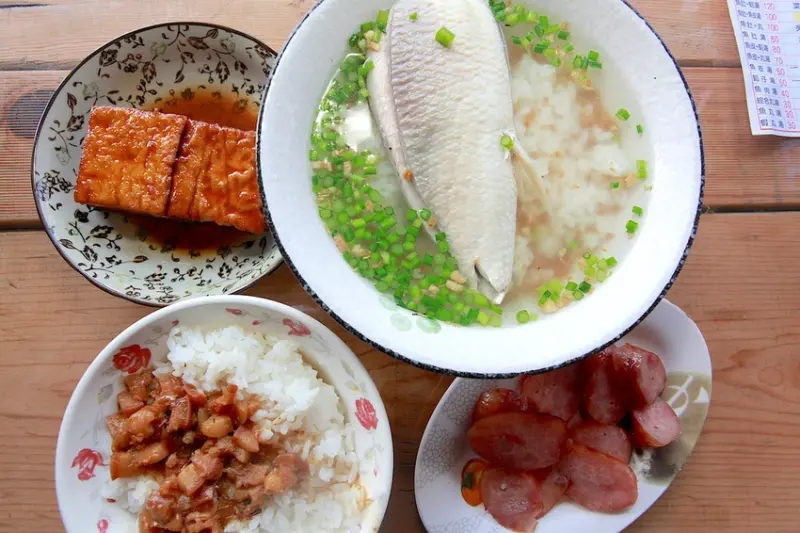 吃。台南|中西區。台南在地傳統美食，位在旅客聚集海安路「七股鄭家魚皮」。