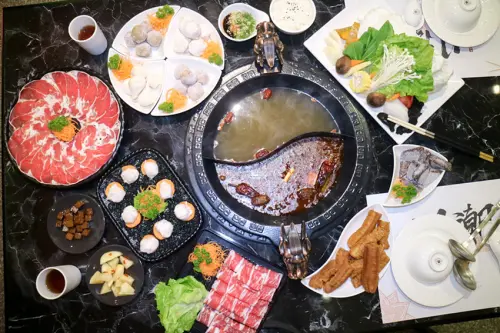 【高雄麻辣鍋】川潮正宗四川火鍋 道地川味 沾醬絕對厲害 丸子飽滿大顆吃撐了 宵夜首選