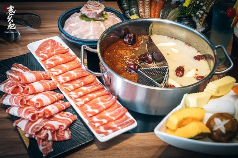 【中肯‧食記】鍋&Bar精緻鍋物餐酒館．捷運忠孝復興站｜吃火鍋配調酒．激推養生藥膳老火湯．東區超夯火鍋餐酒館！
