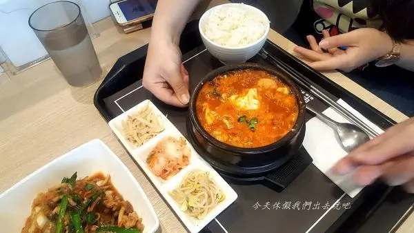 東京純豆腐。全球連鎖東京時尚純豆腐鍋台中三井店。豆腐口感超滑嫩。