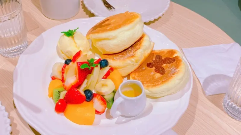 【台中 鬆餅】flipbakery翻轉甜點(台中店)，蓬鬆的雞蛋糕鬆餅，每嚼一口充滿空氣感的彈力伴隨蛋香噴發