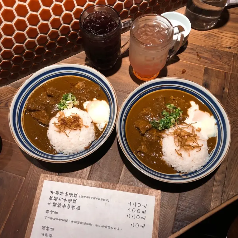 台中北區．咖哩｜新高軒-台中店｜藏身於一中商圈的咖哩專賣店～內用免費續咖哩醬、氣泡水，還可以生及氣泡飲品及沙瓦！