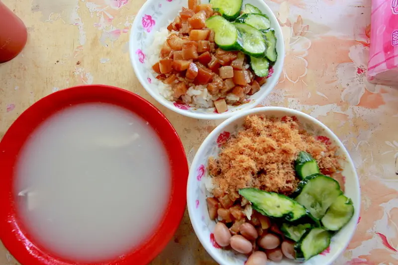 吃。台南|東區| 台南傳統美食，超過20年歷史「崇德米糕.四神湯」。