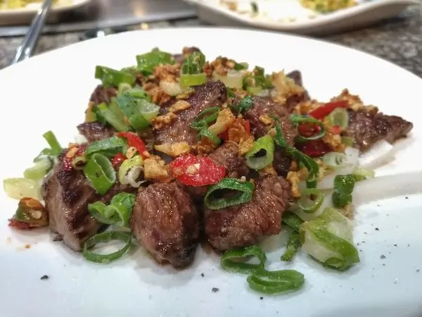 【桃園｜藝文特區美食】鼎泰創意鐵板料理｜吃膩了鐵板燒一成不變的蔥爆或黑椒嗎？泰式鐵板燒給你清爽新選擇，還有CP值爆高的鮮嫩老饕牛排！