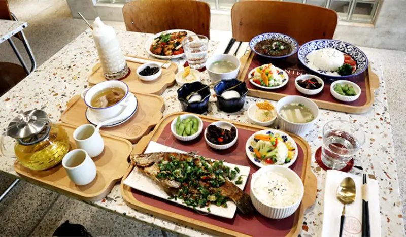 「新竹火車站台菜推薦」【湯明茶樓】老宅改造的特色的中式餐廳，網路票選「舊屋改造特別獎」，新式台菜佐台灣茶，深獲新竹長輩喜愛的台菜餐廳，凡點一道主菜+90元，升級為套餐，吃得心滿意足！