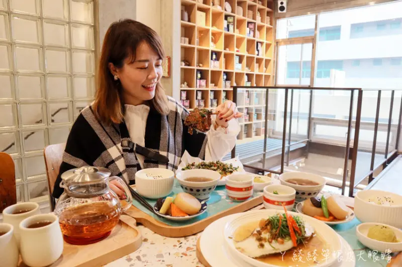 穿梭時空品嚐老茶樓的中式料理！五十年老屋建築變身新竹最美摩登老宅，湯明茶樓推新菜色- ㄚ綾綾單眼皮大眼睛