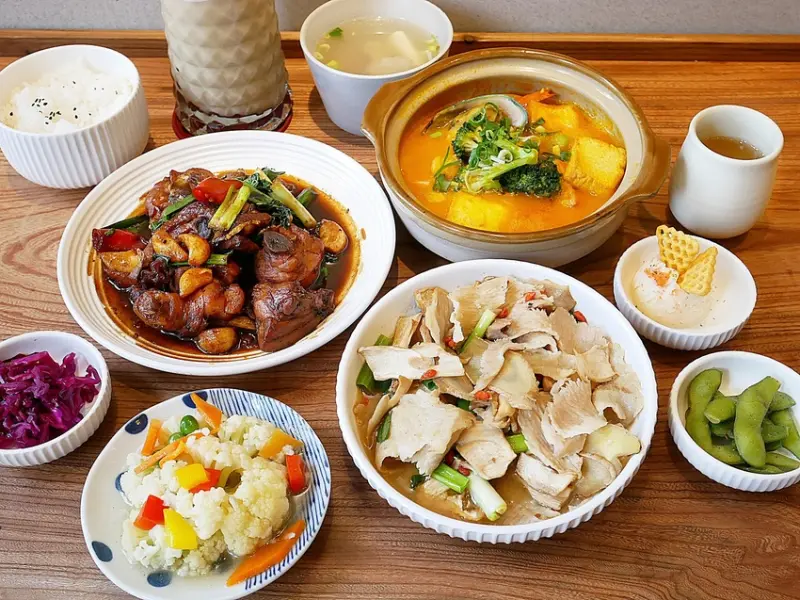 湯明茶樓-新竹火車站台菜推薦，古宅風格環境及現沖台灣茶、精緻且調味不過重的台菜，超適合帶長輩用餐，升級套餐一個人也能輕鬆品嘗台菜料理