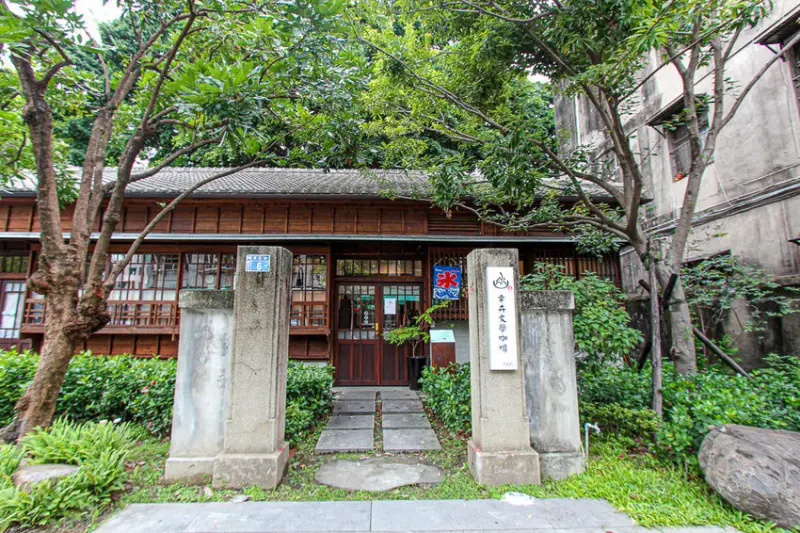 台中西區，熱鬧的市場內也能有遠離塵囂讓人靜心的好去處，幸卉文學咖啡 nice to meet you! - 微笑Joe幸運