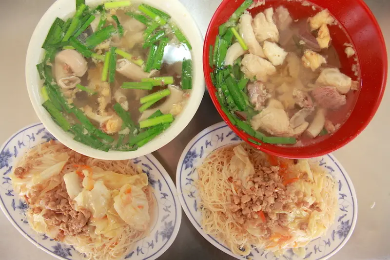 吃。台南|南區。充滿復古料理台，食尚玩家採訪過，豬血湯料理令我懷念「蔡家阿珍豬血湯」。