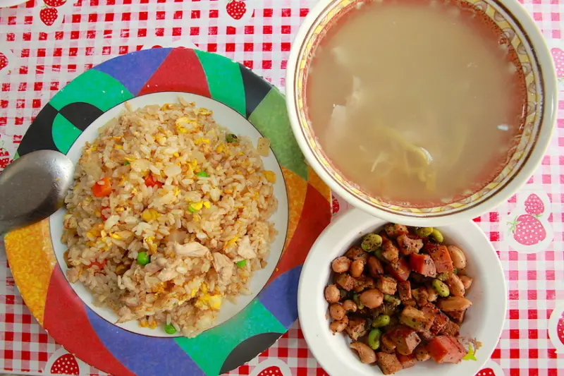 吃。高雄|左營區。果貿社區美食，很家常的料理，菜色應有儘有「呷飯美食坊」。