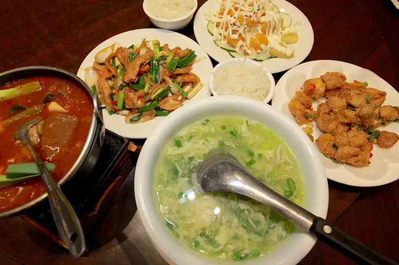 吃。高雄|岡山區。家庭聚餐好場所，餐點口感中規中矩，值得推薦給當地人品嚐「佳香品味川菜館」。