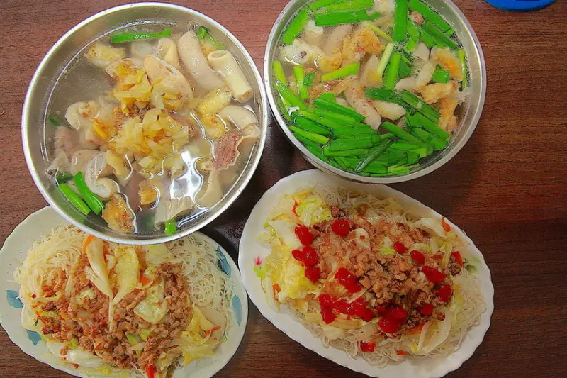 吃。台南|東區。充滿復古料理台，食尚玩家採訪過，ＣＰ值爆表「蔡豬血湯」。