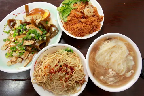 吃。台南|東區。平民小吃，值得推薦給附近居民品嚐「東平米糕意麵」。