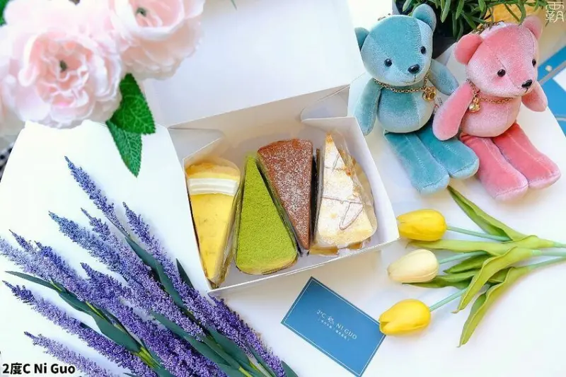 綜合千層外帶好方便！2度C倪菓手作千層，綜合四片千層唯美紙盒包裝，好適合下午茶！