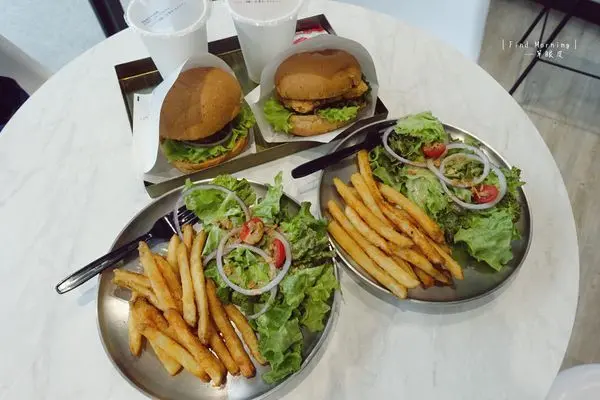 【台中】一起找晨(景賢店)│ 大坑情人橋旁的找晨早午餐，精緻客製化漢堡與每周五VIP漢堡買一送一，份量多價格平價，台中早餐/ 台中早午餐推薦
