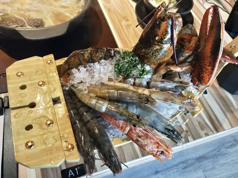 大魔大滿足鍋物&浮誇頂級食材鍋物龍蝦、大蝦、霜降雪花牛&台中火鍋&中科商圈美食。