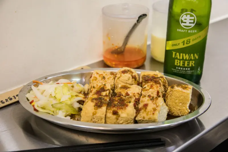 [台北大安]文青風臭豆腐專賣店，臭豆腐決勝負，超多汁二夜漬臭豆腐！臭美臭豆腐 - 大手牽小手。玩樂趣