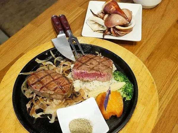 史堤克牛排 大里店-台中大里牛排館  牛排厚實多汁  店員桌邊服務超貼心  還有吧費讓你吃到飽        
      