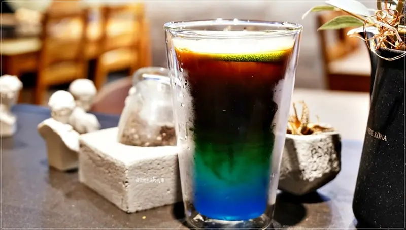 【台北美食】中山國小站/OLD MAJOR COFFEE～創意飲料藍綠黑咖啡，好喝又有趣，提供免費WIFI跟插座