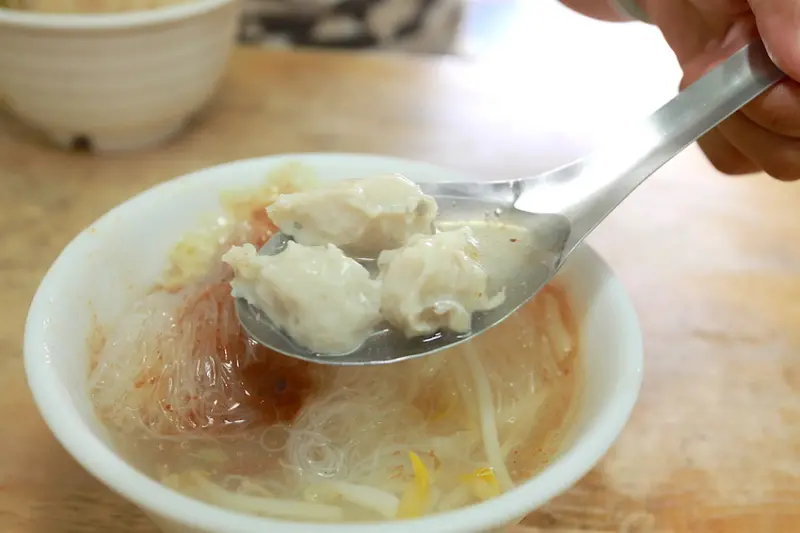 吃。台南|東區。虎尾寮小吃，專賣旗魚羹料理，中規中矩的口感「宏昌旗魚羹」。