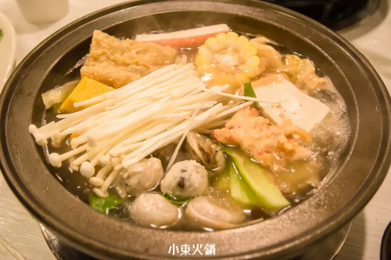 ｜高雄美食｜小東石頭火鍋，主打新鮮食材、現撈活蝦，還能一邊用餐一邊觀賞魚 - 阿婷的旅行札記。