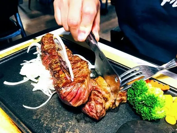 台北美食【很牛炭燒牛排】牛排新吃法/附熱石可以自行控制熟度/平價就能享受Prime等級牛肉/現榨柳橙汁無限暢飲