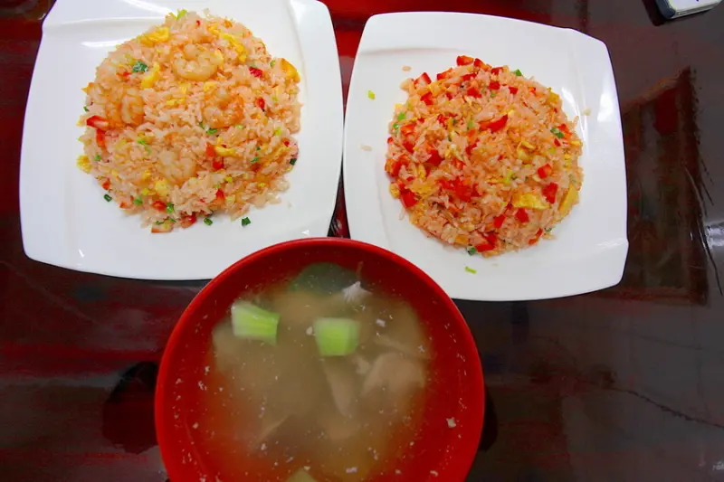 吃。高雄|岡山區。剛開幕不久時間，專賣炒飯、燴飯及炒麵的店家「廣州炒飯專賣店」。