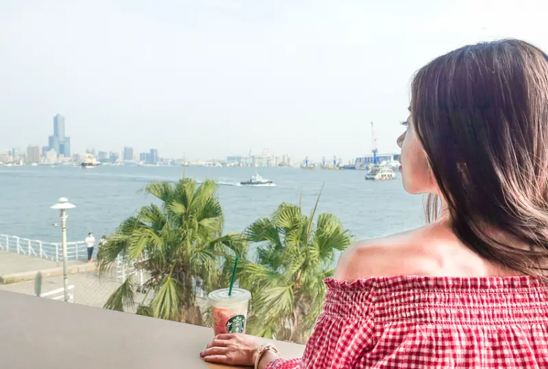 [高雄海景咖啡]Starbucks星巴克咖啡(西子灣門市)-高雄唯一海景星巴客!喝咖啡賞85大樓高雄港海景 - 美食好芃友