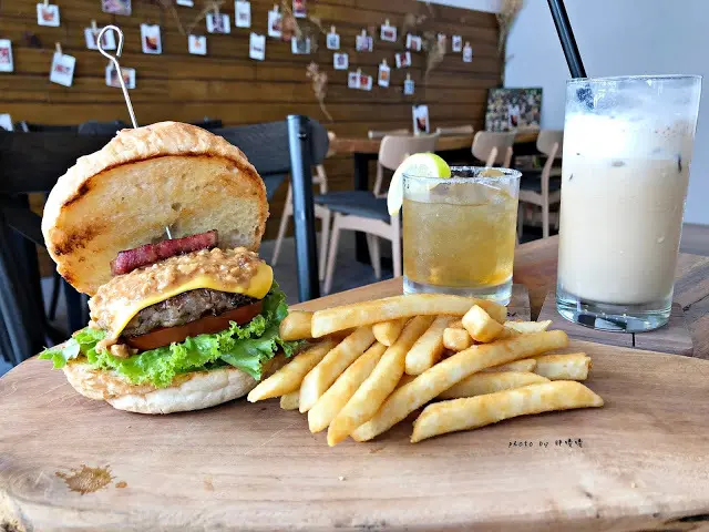 【台中北屯】Stay Gold 初心漢堡🍔用心，手做漢堡，口味獨特多樣，飲品也很厲害，冬瓜檸檬一定要喝，喜歡整家店給人的態度與氛圍:)
