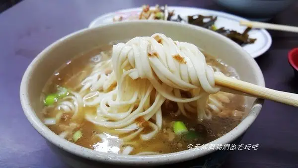何記牛肉麵。陽春麵&手工蔥油餅。絕對必點/梧棲美食