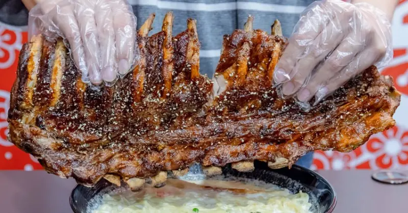 台中也吃得到超狂魔爪肋排！大到雙手差點拿不住，每日限量晚來就吃不到！