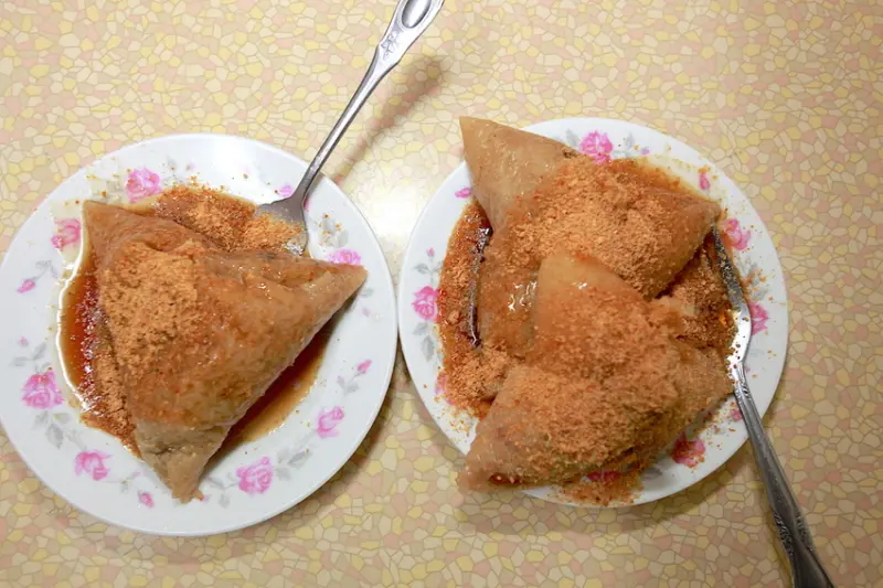 吃。高雄|鹽埕區|在第六十年老店。第一代老闆親自服務，古早味の美味「新樂街阿伯肉粽」。